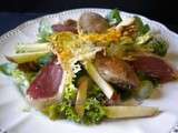 Salade automnale aux filets de caille, magret fumé et fruits de saison