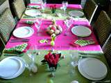 Table de Pâques en rose fuchsia et vert, pleine de peps