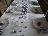 Table pour Pâques en mauve et blanc
