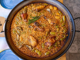 Paella au poulet et chorizo : la recette conviviale et savoureuse 🥘