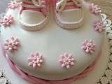 Gâteau chaussures bébé pâte a sucre