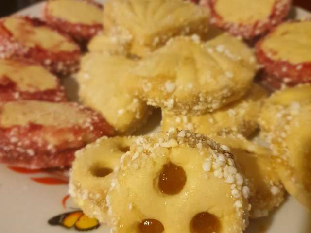 Biscuits sablés à la confiture de fraise + vidéo - Recettes de cuisine  Ôdélices