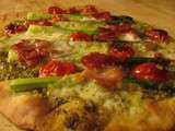 Pizza aux asperges vertes, pesto et jambon de parme