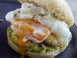 English muffin crevettes, guacamole et œuf poché