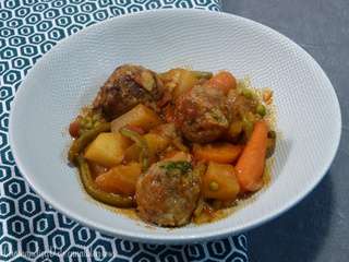 Mijoté de légumes à la sauce tomate et boulettes de bœuf oignon, persil