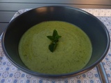 Soupe froide de courgette, chèvre et menthe