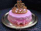 Gâteau princesse matelassé en pâte à sucre sur faux fraisier