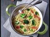 Spaghetti aux brocolis, pétales de jambon cru et noix