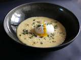 Crème d’asperges et œuf mollet. Estragon frais