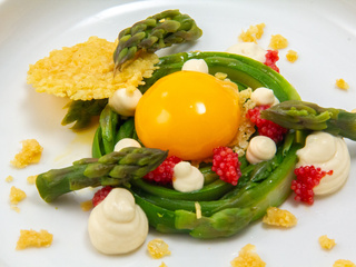 Asperge en couronne, jaune d’œuf confit