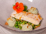 Bar de ligne, petits pois et crème d’oignon