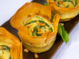 Tartelettes croustillantes courgette, roquefort et pignons