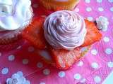 Cupcakes aux amandes et fraises parfumés à la rose, coeur confit de pétales de roses