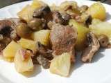 Sauté de porc aux champignons, olives, lardons et pommes de terre à l'étouffée