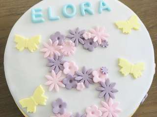 Gâteau cake design décoration fleur et papillon en pâte à sucre pour anniversaire