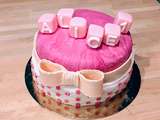 Gâteau cake design décoration nœud et cube en pâte à sucre pour anniversaire