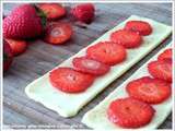 Panna cotta au mascarpone et cardamome, tartare de fraises et rose en feuilleté de fraises