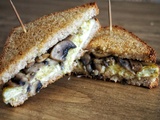 Croque œufs brouillés, champignons et emmental