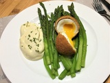 Œuf mollet croustillant, asperges et sauce mousseline