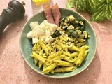 Pâtes au pesto, courgettes, mozzarella et jambon cru
