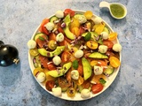 Salade composée de tomates, concombre, avocat et mozzarella