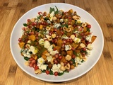 Salade d'automne à la patate douce, pois chiches, roquefort et noisette