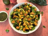 Salade d’épinards, avocats, pêches et halloumi