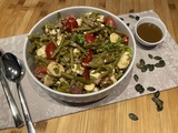 Salade de haricots verts, tomates cerises, mozzarella, feta et graines de courge