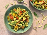 Salade de pâtes, tomates cerises, fraises, halloumi et vinaigrette au pesto