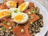 Salade de quinoa, saumon fumé et œuf mollet