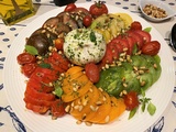Salade tomates anciennes et burrata, huile d'olive au basilic et à l’ail