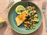 Saumon grillé et salsa grecque