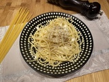 Spaghetti cacio e pepe (spaghetti au fromage et au poivre)