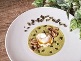 Velouté de brocoli, champignons rôtis à l’ail et œuf poché