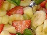Salade de fruits: fraises, kiwi banane pommes
