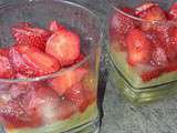 Verrines de fraises au sucre sur lit de compote de rhubarbe vanillée