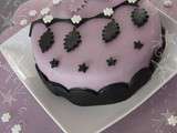 Gâteau en pâte à sucre violet et noir