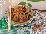 Nouilles chinoises aux crevettes, champignons et cacahuètes grillées
