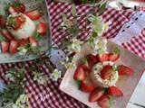 Faisselle au sirop de fleurs de sureau et fraises du jardin