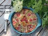 Gateau amandine fraises, rhubarbe et fleurs de sureau