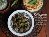 Kefta perses, pains plats au yaourt et à l'ail et salade de concombre à l'aneth
