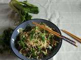 Nouilles chinoises sautées au chou pak choi et champignons noirs - balade en Birmanie
