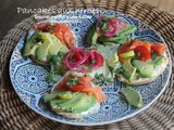 Pancakes aux herbes, boursin, avocat et truite fumée