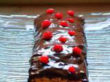 Bûche roulée fraises-groseilles nappage chocolat noir