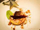 Foie gras, caramel salé de noisettes et pétales de chocolat