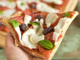 Tarte végane à la tomate et à la mozzarella fumée