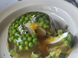 Aspic printanier aux petits pois, avocat et œuf mollet