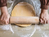 Basiques en cuisine : foncer une pâte à tarte, cuire une pâte à blanc