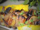 Brochettes de magret de canard, sauce miel et mangue