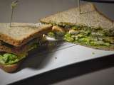 Club-sandwich au poulet, asperges vertes et au pesto de fanes de radis et orties